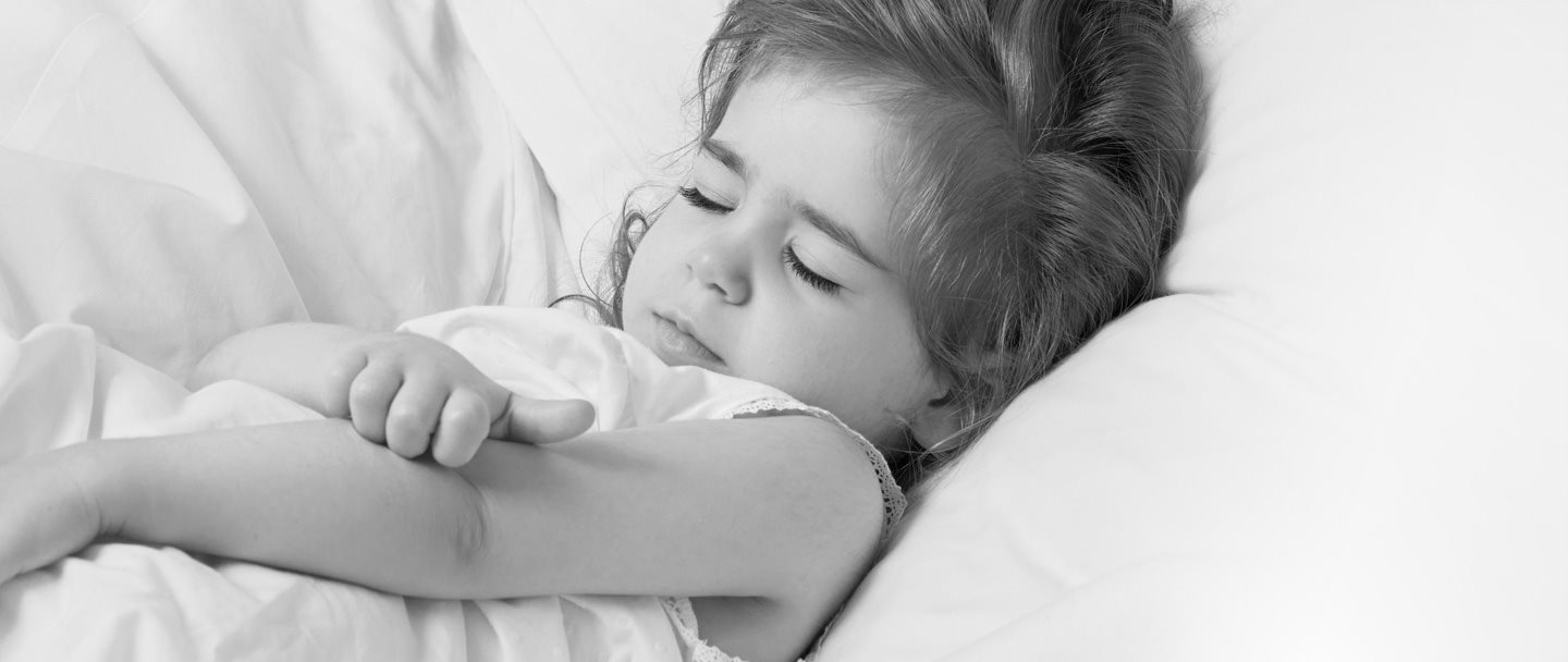 فتاة صغيرة تخدش ثنية ذراعها